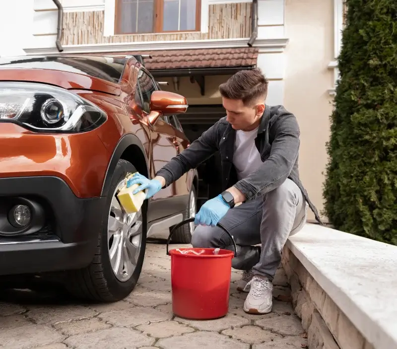 Lavage auto à domicile Lehaucourt : professionnel intervenant sur un véhicule